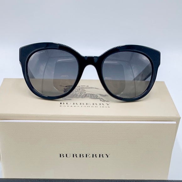 Burberry Polarized Sunglasses - Picture 7 of 7
